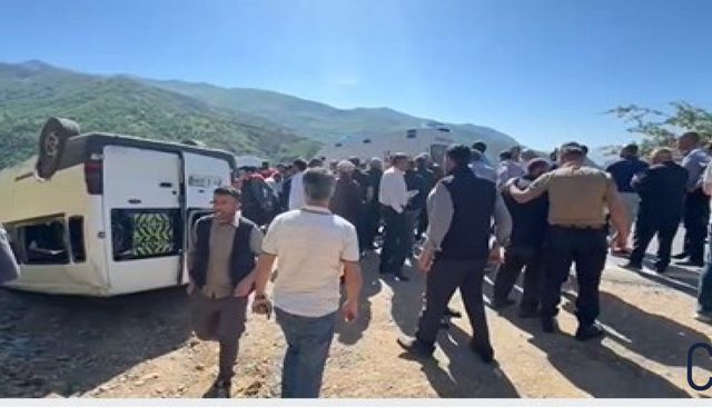 Hakkari’de öğrenci servisi kaza yaptı: 13 Yaralı