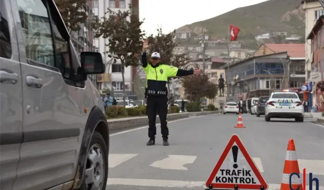 Hakkari Emniyeti Trafik Haftası’nda Sürücüleri Bilgilendirdi