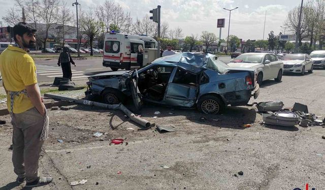 Otomobil ile Kamyonet Çarpıştı: 1 Yaralı