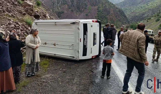 Hakkari'de Direksiyon Hakimiyetini Kaybeden Minibüs Kaza Yaptı: 3 Yaralı