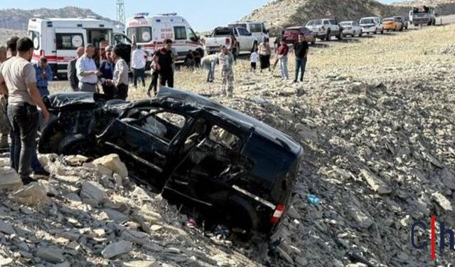 Ticari Araç Şarampole Yuvarlandı: 3 Kişi Hayatını Kaybetti