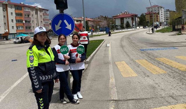 Öğrenciler Yaya Geçidinde Sürücülere Uyarı Yaptı