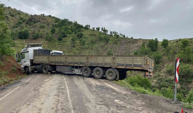 Virajda Mahsur Kalan Tır, Vatandaşların Desteğiyle Kurtarıldı