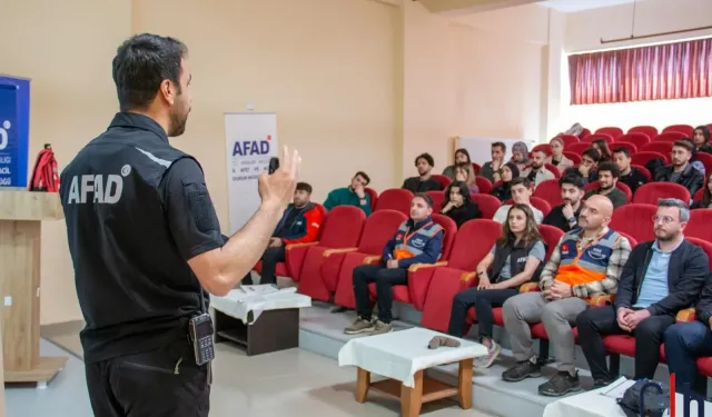 AFAD Gönüllülüğü ve Afetlere Hazırlık Hakkari Üniversitesi’nde Anlatıldı