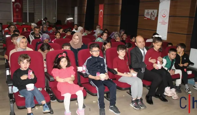 Hakkari’de Aile Günü’ne Özel Sinema Etkinliği Düzenlendi
