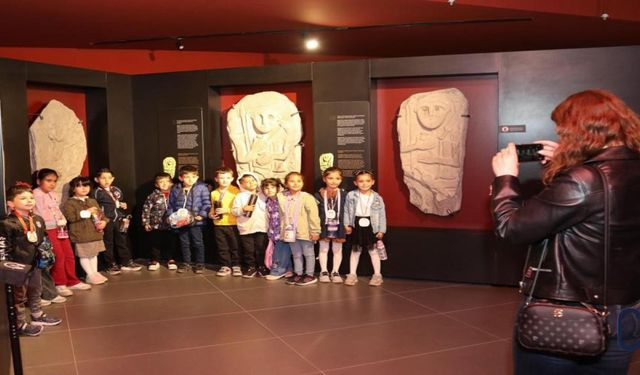 3 Bin Yıllık Hakkâri Stelleri Başka Şehrin Müzesinde Sahip Arıyor