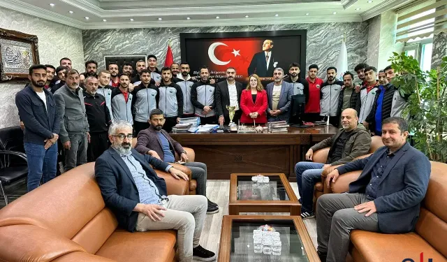 Hakkâri Amatör Ligi Şampiyonları Kupayla Belediyeyi Ziyaret Etti