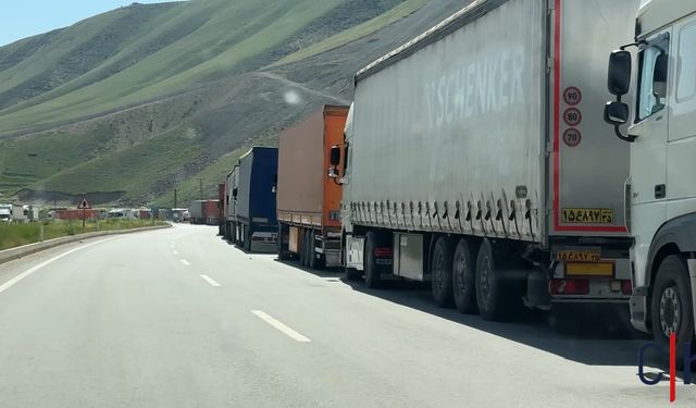 Esendere Sınır Kapısı'nda 2 Kilometrelik Tır Kuyruğu