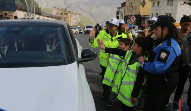 Hakkari Emniyetinden Farkındalık Etkinliği: Trafikte Engel Yok, Sevgi Var