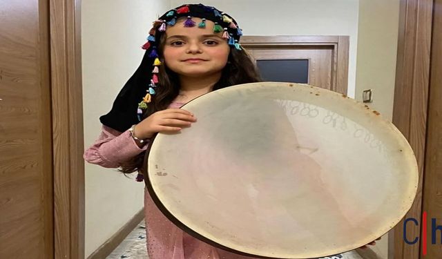 Hakkarili Minik Sanatçı Elzem, Piyano ve Darbuka ile Büyülüyor