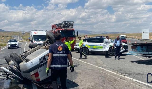 Hakkari Van Karayolunda Kaza Araçta Sıkışan 4 Kişiden 1’i Hayatını Kaybetti 3 Yaralı