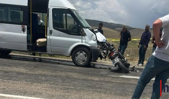 Minibüs ile Motosiklet Çarpıştı, 2 Genç Hayatını Kaybetti