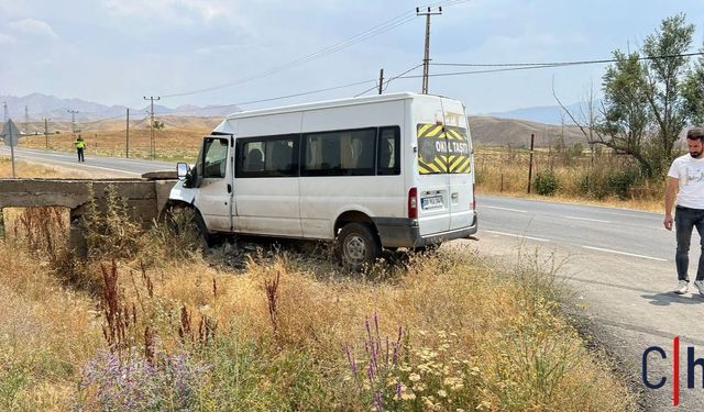 Hakkari'de Minibüs Duvara Çarptı: 4 Kişi Yaralandı