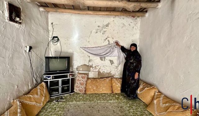 Hakkari'de Yaşlı Çift Çatısız Evde Yaşam Mücadelesi Veriyor