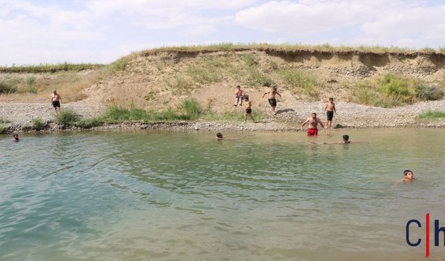 Hakkari'yi Kavuran Sıcaklarda Çocuklar Serinliği Derede Buldu