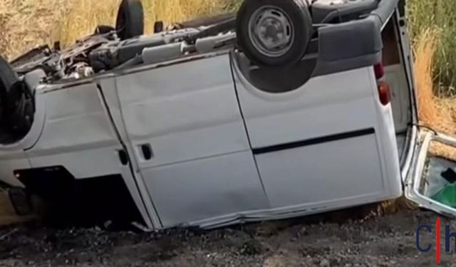 Minibüs ile Hafif Ticari Araç Çarpıştı: 11 Yaralı