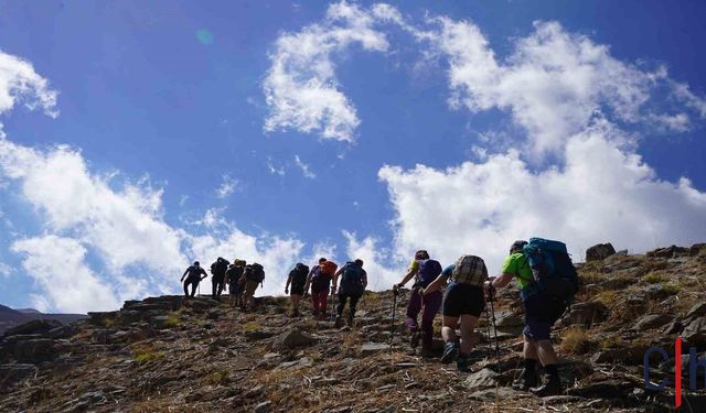 Hakkari'de 34 Dağcıdan Sat Gölleri’ne Nefes Kesen Doğa Yürüyüşü