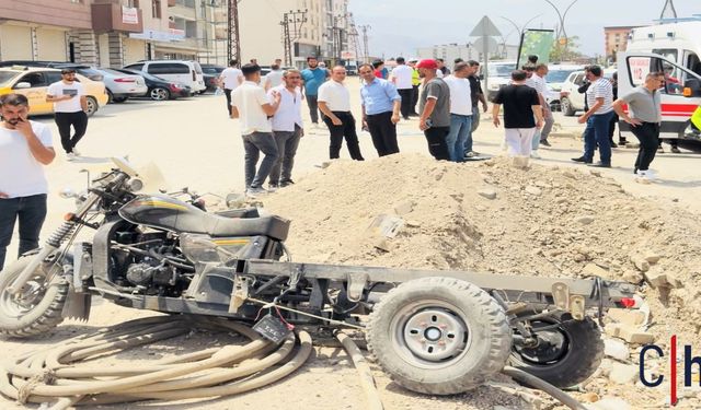 Hakkari'de Kamyonet, 3 Tekerlekli Yük Motosikletine Arkadan Çarptı