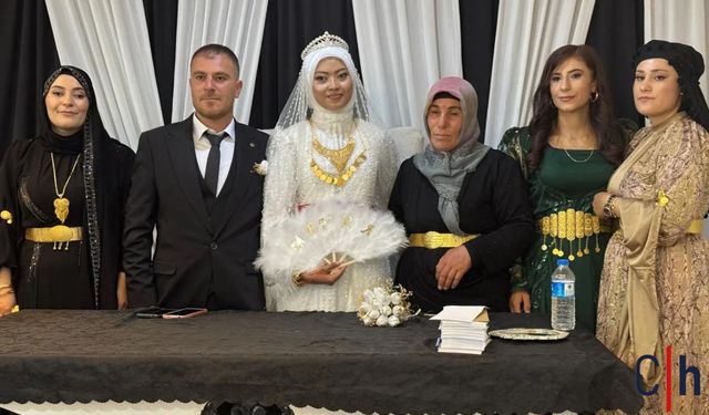 İstanbul’da Tanışan Çift, Hakkari’de Görkemli Düğünle Evlendi
