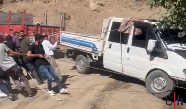 Hakkari’de Kamyonet Uçurumun Kenarında Asılı Kaldı