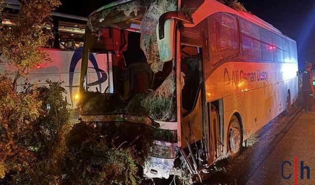 Karayolunda Feci Kaza: 1 Kişi Hayatını Kaybetti, 13 Yaralı