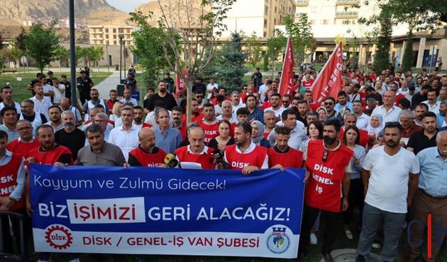 Van Büyükşehir Belediyesi İşçileri AKP İl Binası Önünde Direnişte