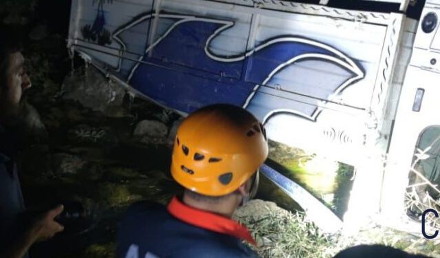 Hakkari’de Kamyonet Uçuruma Yuvarlandı, 2 Kişi Yaralandı