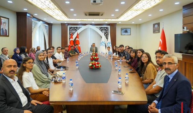 Hakkâri’de LGS ve YKS Şampiyonları Valilikte Ödüllendirildi