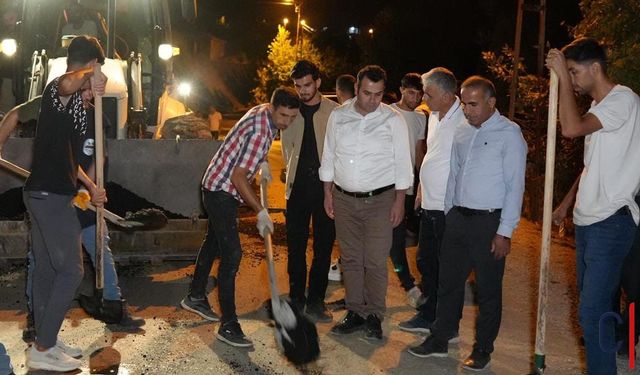 Derecik’te Gece Yarısına Kadar Asfalt Çalışması