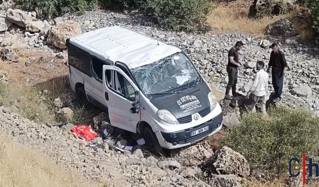 Çukurca’da Minibüs Şarampole Yuvarlandı: 2 Yaralı