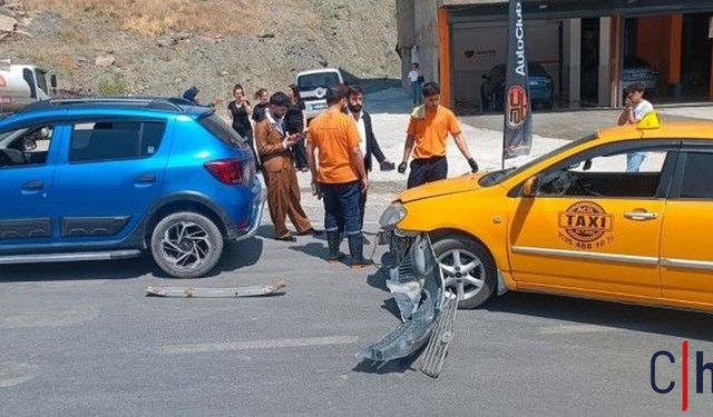 Hakkari'de Trafik Kazası Paniği İki Araç Kavşakta Çarpıştı