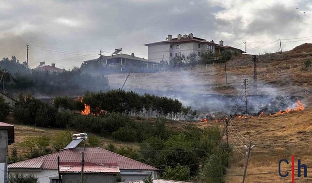 Hakkari'de Boş Arazide Anız Yangını Korkuttu