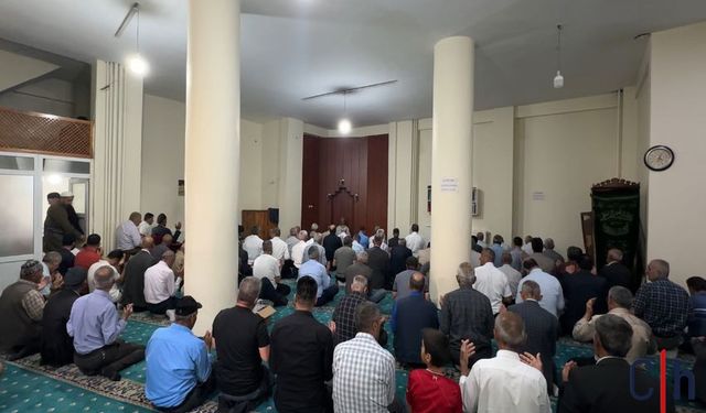 Hakkari'de Mevlid Kandili Coşkusu: Camiler Doldu, Güller ve Tatlılar Dağıtıldı