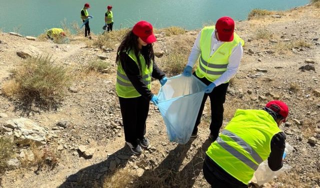 Hakkari Yüksekova’da Gönüllülerden Dilimli Barajı’nda Çevre Temizliği