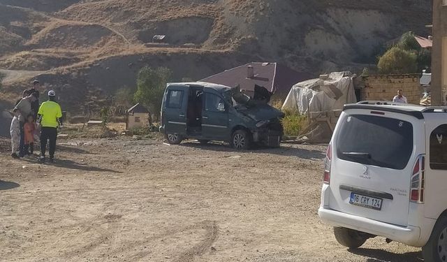 Hakkari’de Feci Kaza! Otomobil Devrildi, 1'i Ağır 4 Kişi Yaralandı