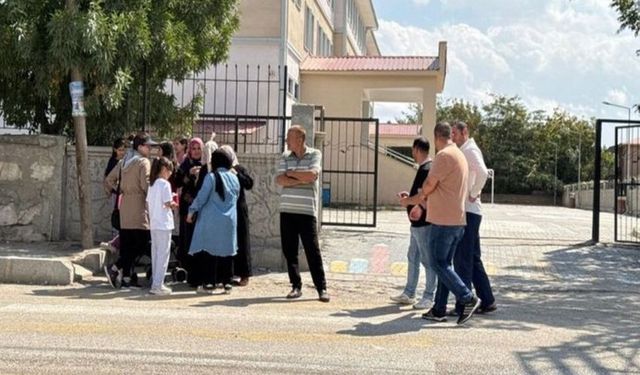 Okulda Bıçaklı Saldırı: 2 Öğretmen Yaralandı