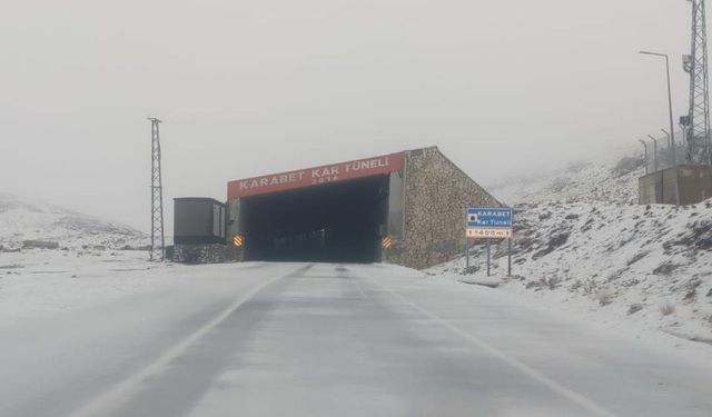 Karabet Geçidi’ne Mevsimin İlk Karı Düştü