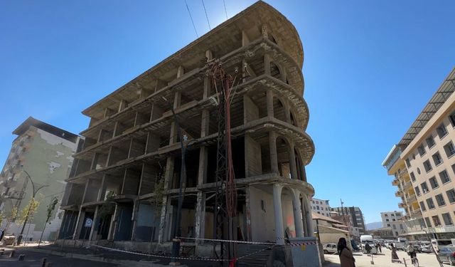 Hakkari'de 23 Yıllık İskelet Bina Yıkıldı, Yerine Modern Yapı Yükselecek