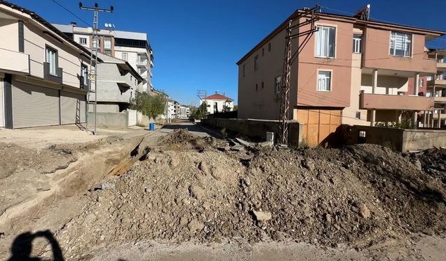 Hakkari'de VEDAŞ Çalışmaları Sonrası Kaldırımlar Köstebek Yuvasına Döndü
