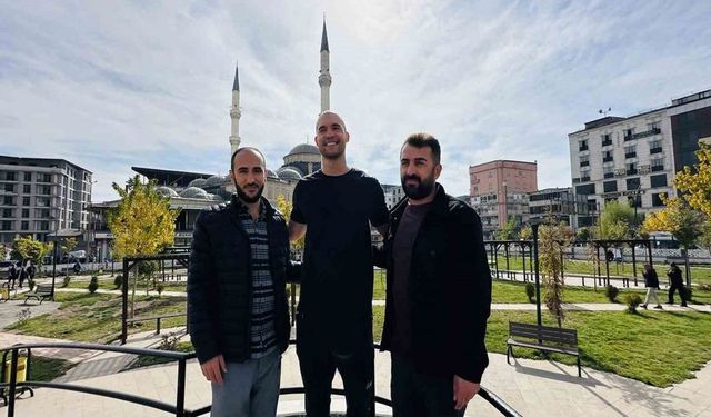 35 Ülke Gezen Amerikalı Gezginin Son Durağı: Hakkari