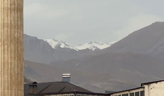 Hakkari'nin Mor Dağı Beyaza Büründü: Zirveler Gelinlik Giydi