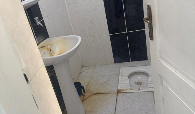 Derecik’te Sağlıkçıların Kaldığı Lojman İçler Acısı: Kuş Pisliği, Rutubet ve Sıcak Su Yok!