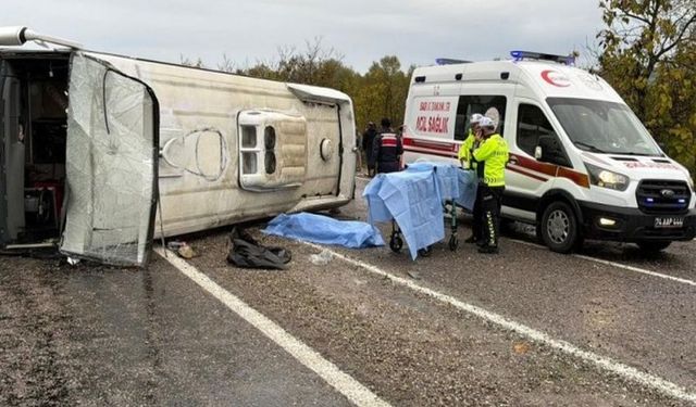 Servis Minibüsü Devrildi: 1 İşçi Hayatını Kaybetti, 19 Yaralı