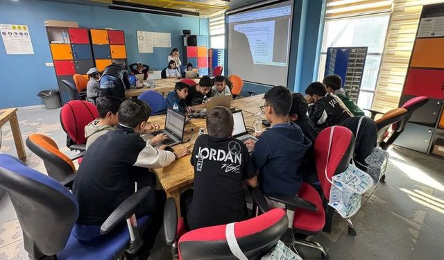 Hakkari'de Gençler Geleceğin Teknolojilerini Öğreniyor