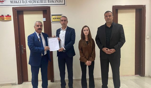 DEM Parti Hakkari Merkez İlçe Eş Başkanları Mazbatalarını Aldı
