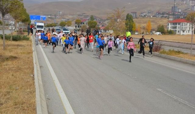 Yüksekova’da Cumhuriyetin 102. Yılı Coşkusu: 102 Öğrenci Cumhuriyet İçin Koştu