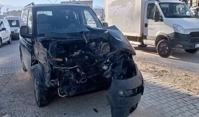 Ticari Araç ile Kamyonet Çarpıştı: Hakkari'de Trafik Kazası