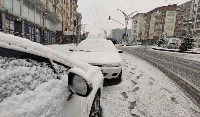 Hakkari’de Mevsimin İlk Karı: Kent Merkezi Beyaza Büründü