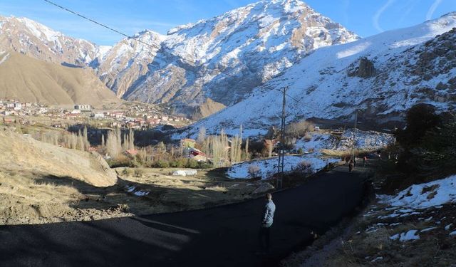 Hakkari Belediyesi Bağlar Mahallesinde Asfalt Çalışmalarını Hızlandırdı