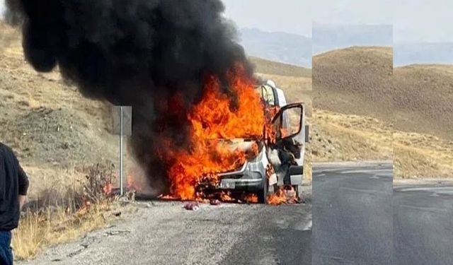 Hakkari-Van Karayolu’nda Yolcu Minibüsü Yandı